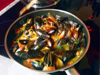 Dagnje na crveno (Miesmuscheln in Tomatensoße)